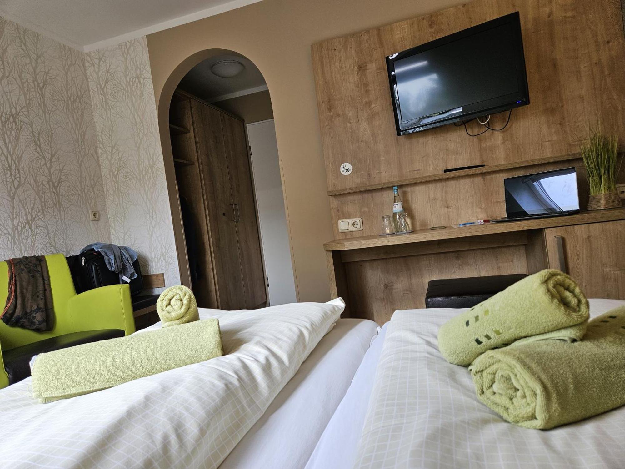 Hotel Pension Am Hafen Norddeich  Exteriör bild