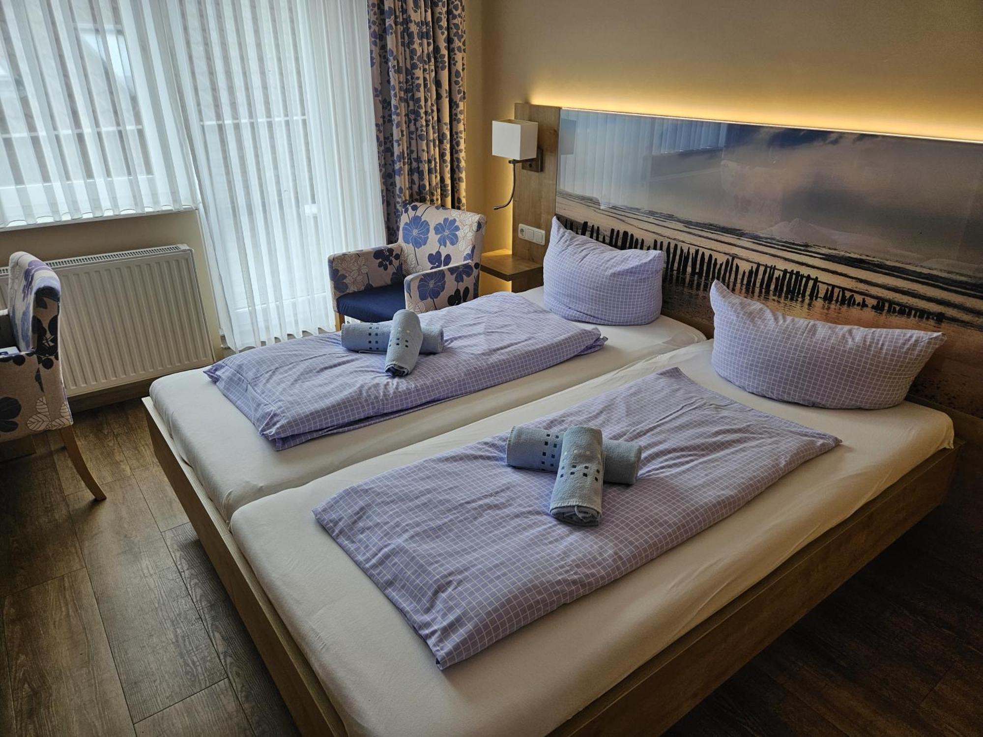 Hotel Pension Am Hafen Norddeich  Exteriör bild