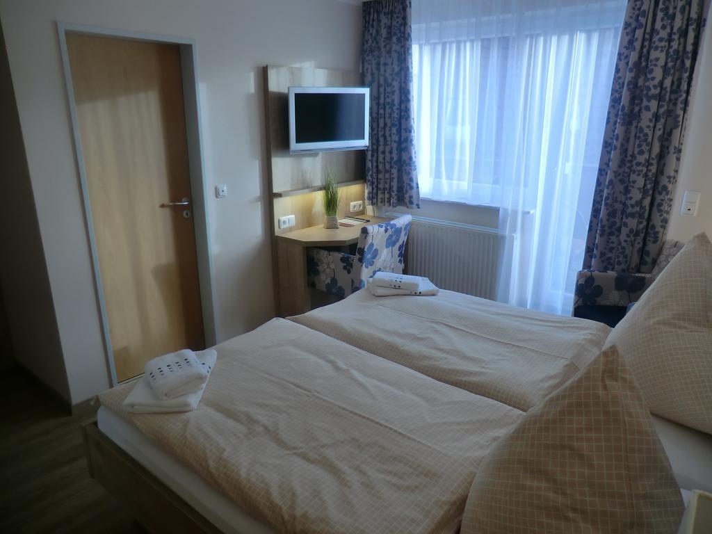 Hotel Pension Am Hafen Norddeich  Exteriör bild
