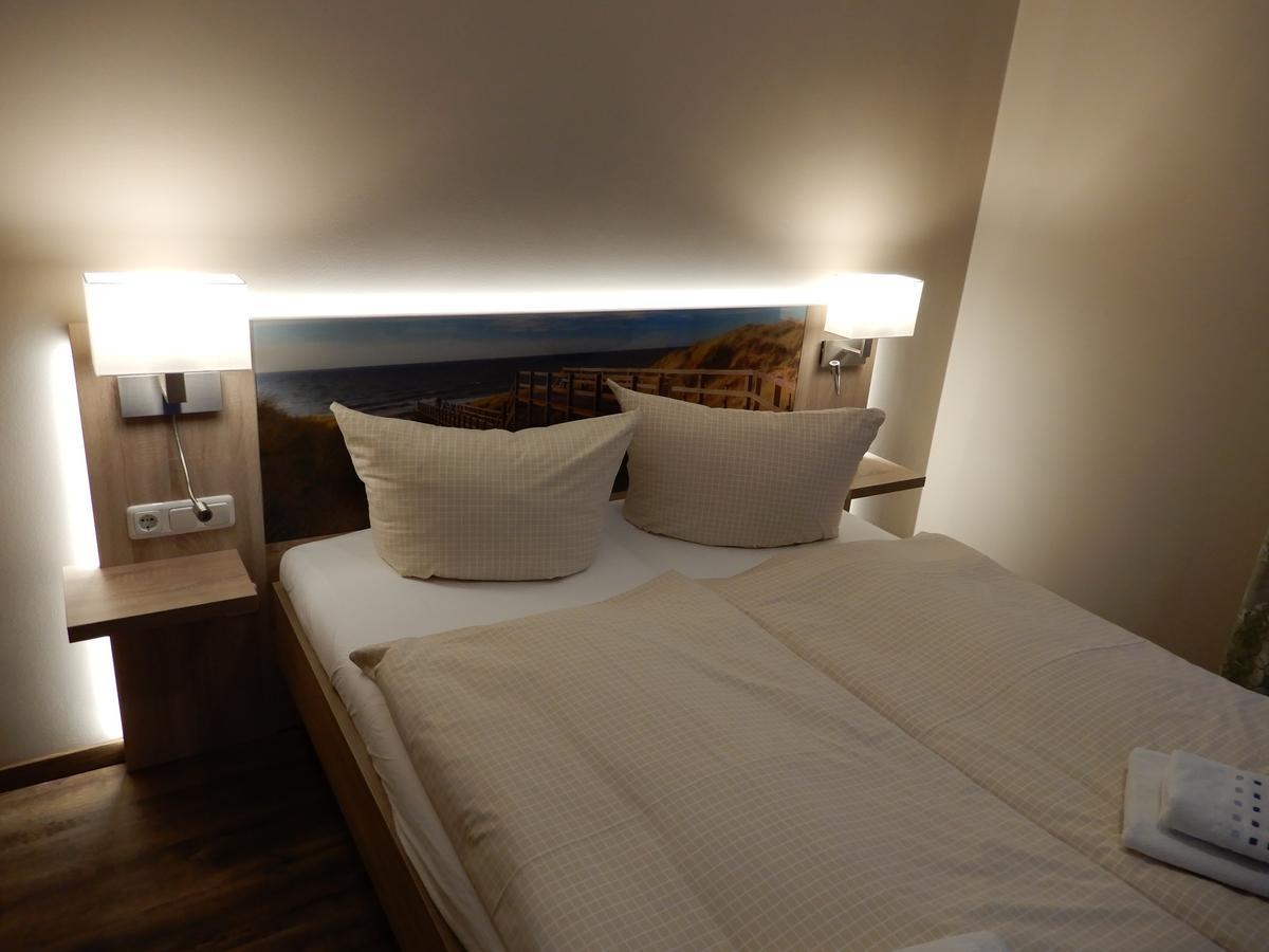 Hotel Pension Am Hafen Norddeich  Exteriör bild
