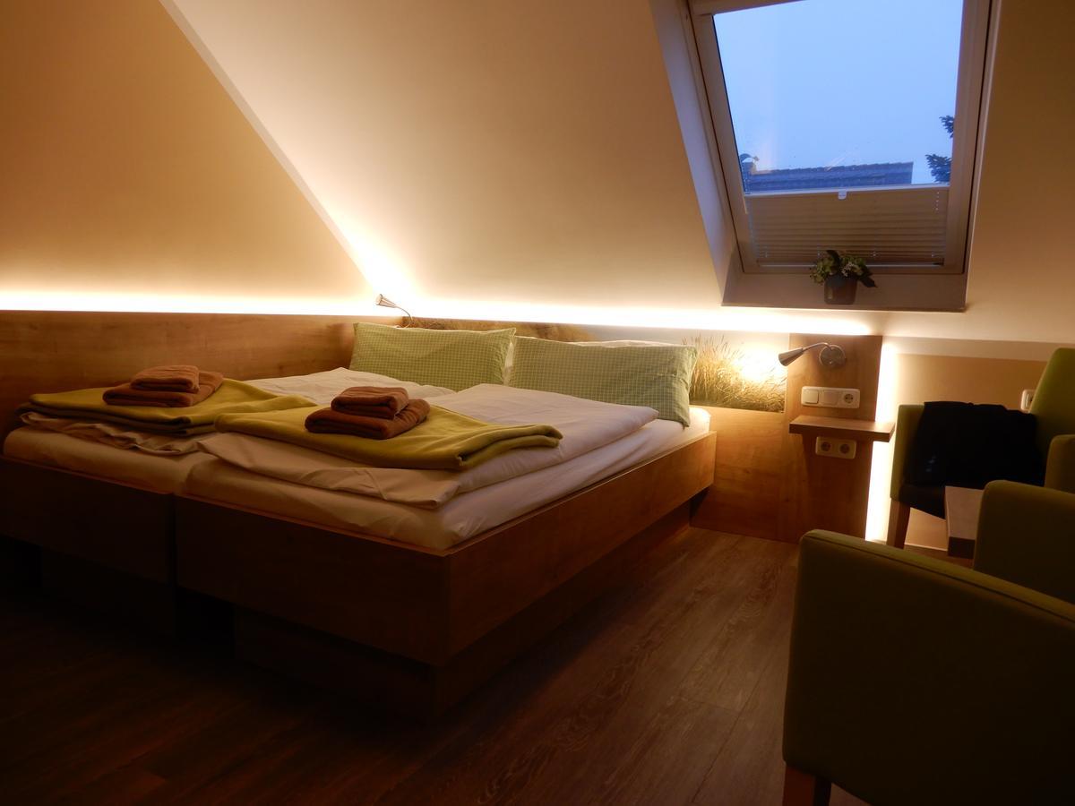 Hotel Pension Am Hafen Norddeich  Exteriör bild