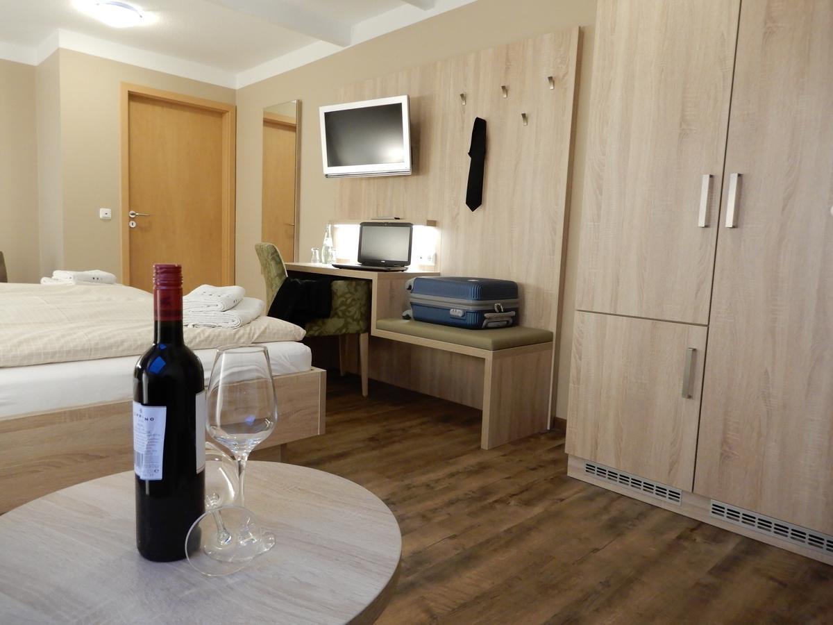 Hotel Pension Am Hafen Norddeich  Exteriör bild