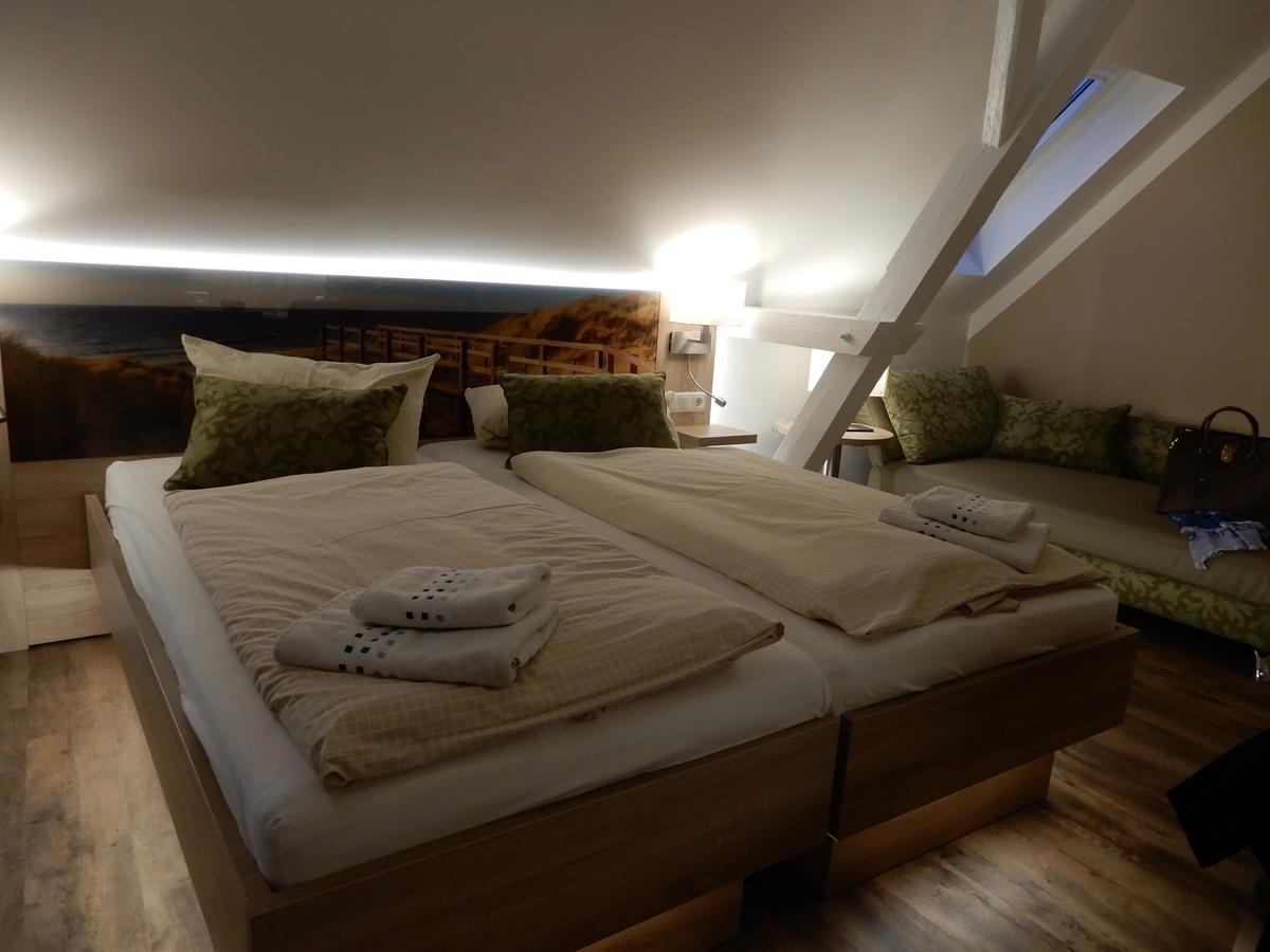 Hotel Pension Am Hafen Norddeich  Exteriör bild